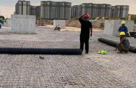 襄城土工格栅铺设前地基要怎么处理?